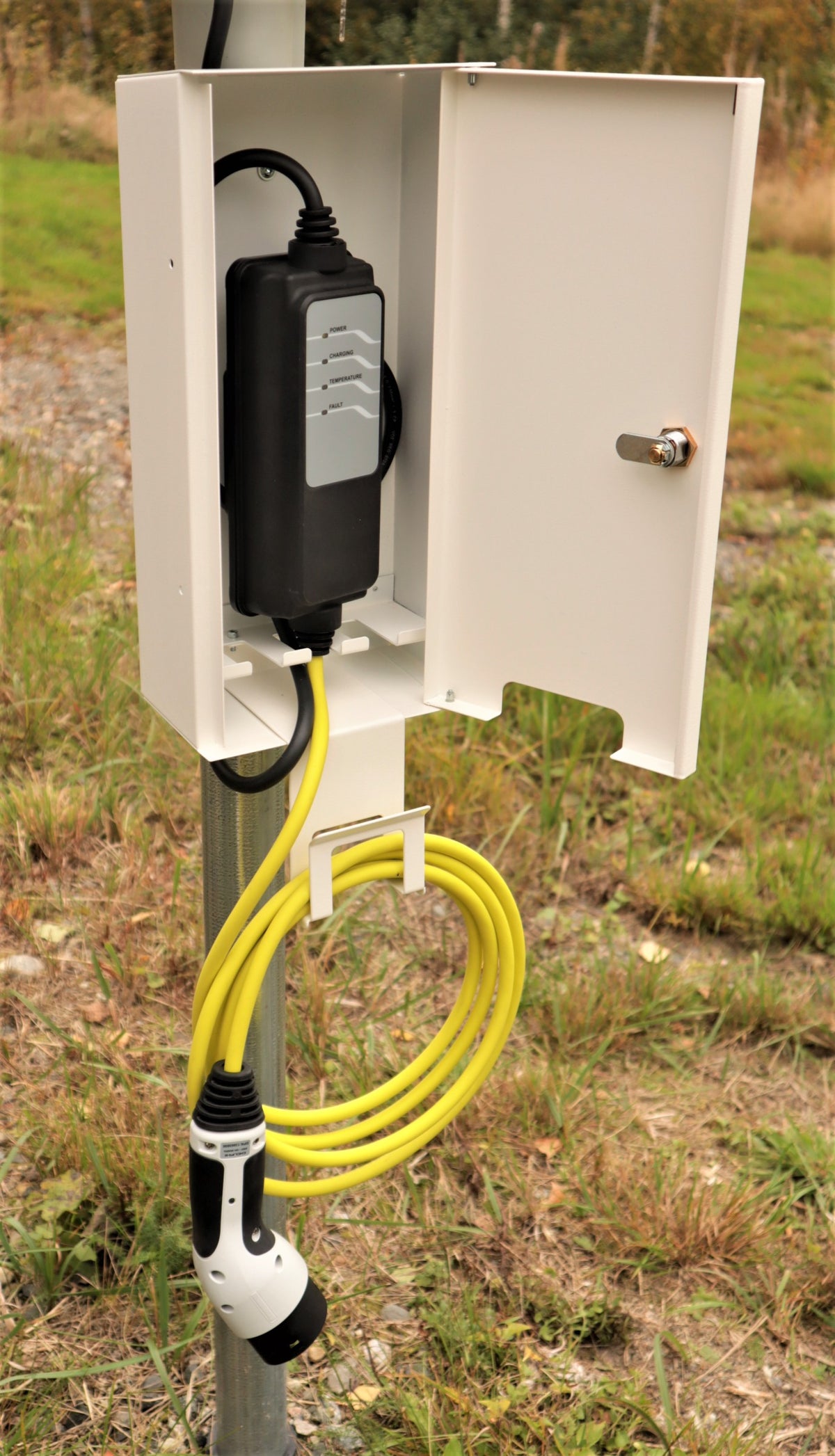 Hybrid Charge Box tolppaan asennettuna